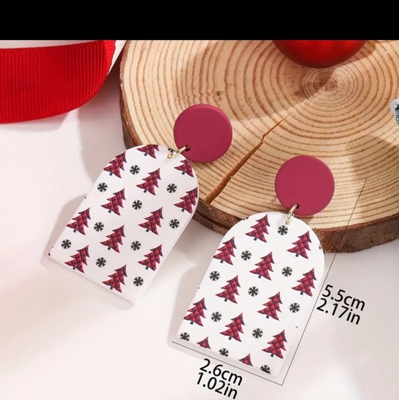 BRAND NEW ADORABLE CHRISTMAS EARRINGS - Picture 3 of 3